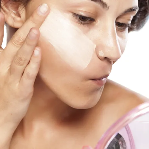 woman applying foundation