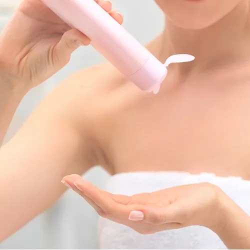 woman using conditioner