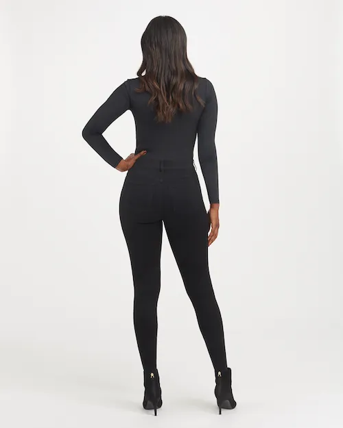 Stylish ankle-length skinny black jeans for a chic look.