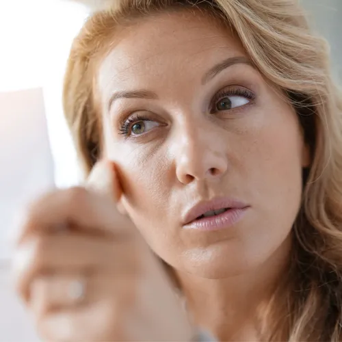 woman applying foundation