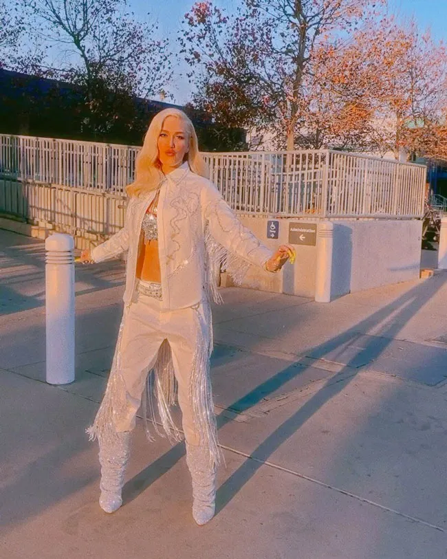 Gwen Stefani showcasing a stylish fringe outfit at an event.