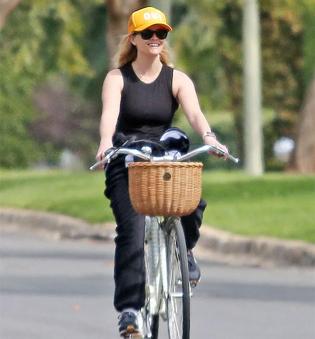 reese witherspoon unrecognizable sweatpants style