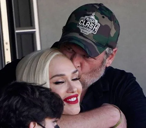 Gwen Stefani and Blake Shelton share affectionate PDA moment.