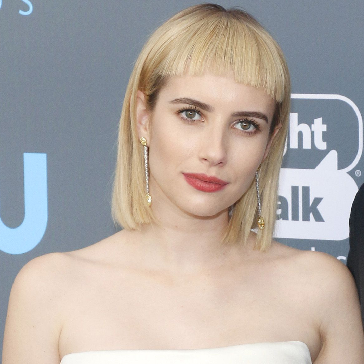 emma roberts red carpet blonde hair baby bangs