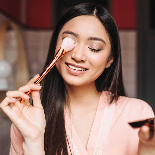 The Age-Defying Makeup Hack That Gives You An Instant Eye Lift, According To MUAs