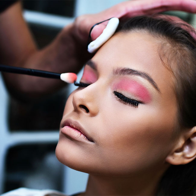 Retningslinier Tangle damp 4 Eyeshadow Mistakes That Age You Instantly, According To A Professional  MUA - SHEfinds