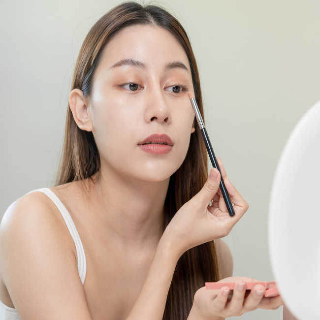 woman about to apply eyeshadow primer preparation