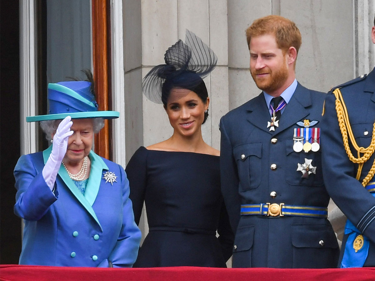 the queen blue outfit prince harry meghan markle balcony buckingham palace