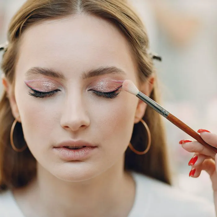 makeup-artist-applying-eyeshadow