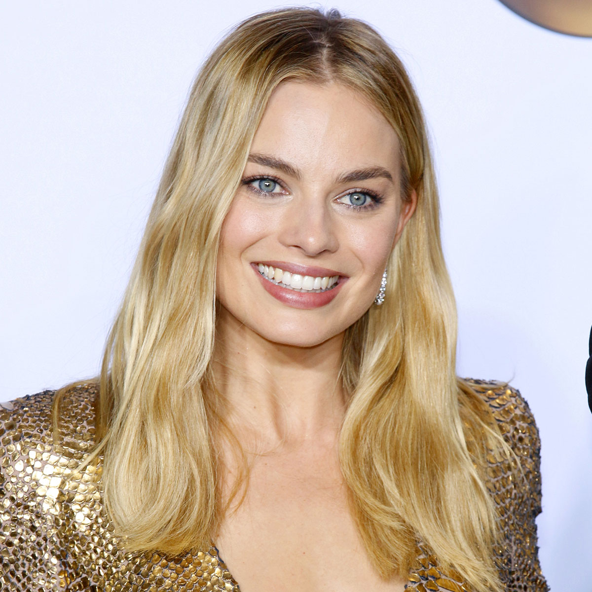 Margot Robbie Smolders In An Ab-Baring Cutout Dress On The Cover Of 'Vanity  Fair' - SHEfinds