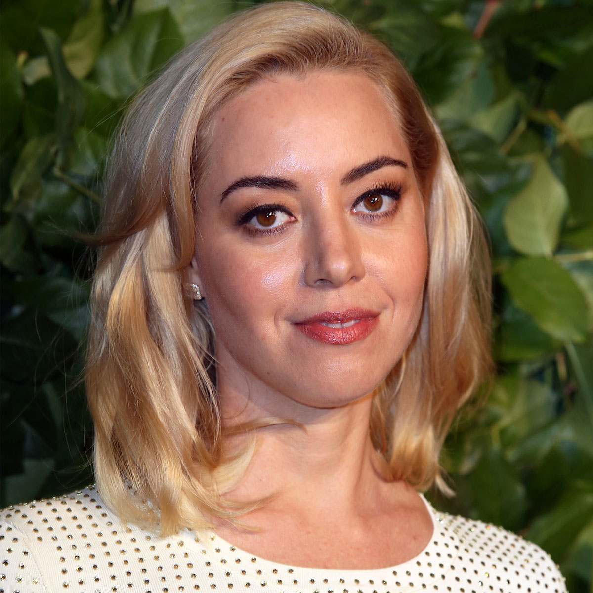 Aubrey Plaza Shows Off Her New Blonde Hair (And Her Abs) In A Crop Top And  High-Slit Skirt At The Gotham Awards - SHEfinds
