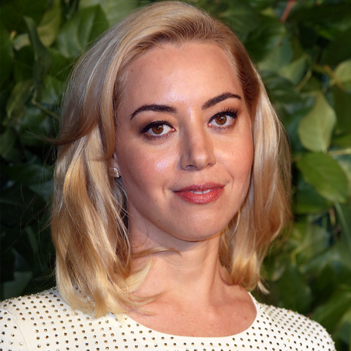 Aubrey Plaza Just Debuted Old Hollywood Blonde Hair on the Red Carpet—See  Pics