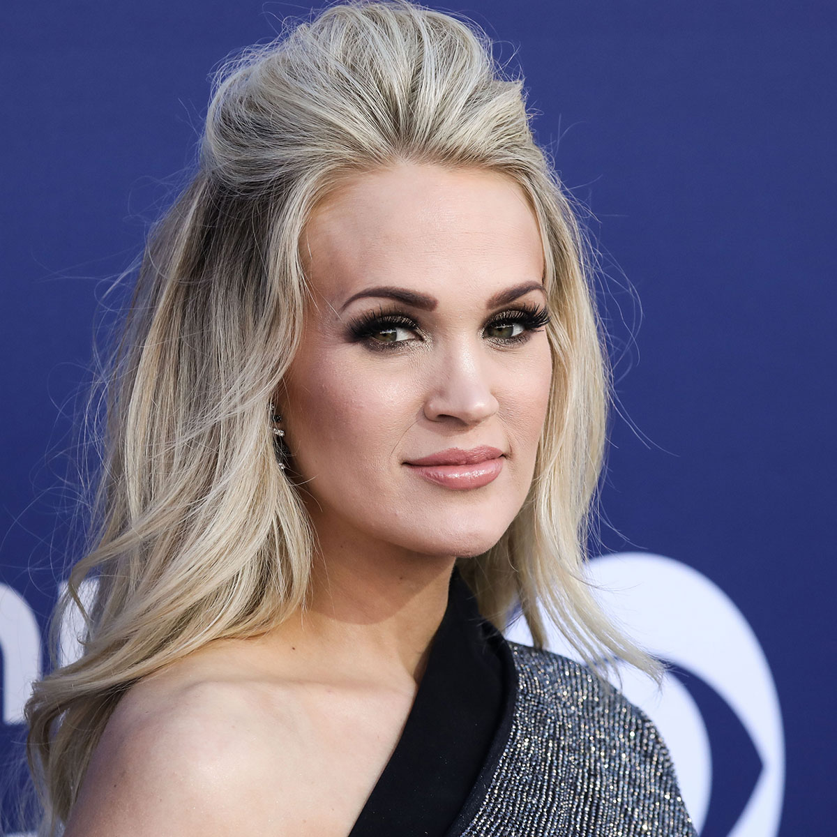 Carrie Underwood Shows Off Her Killer Abs And Legs In Sheer Plunging