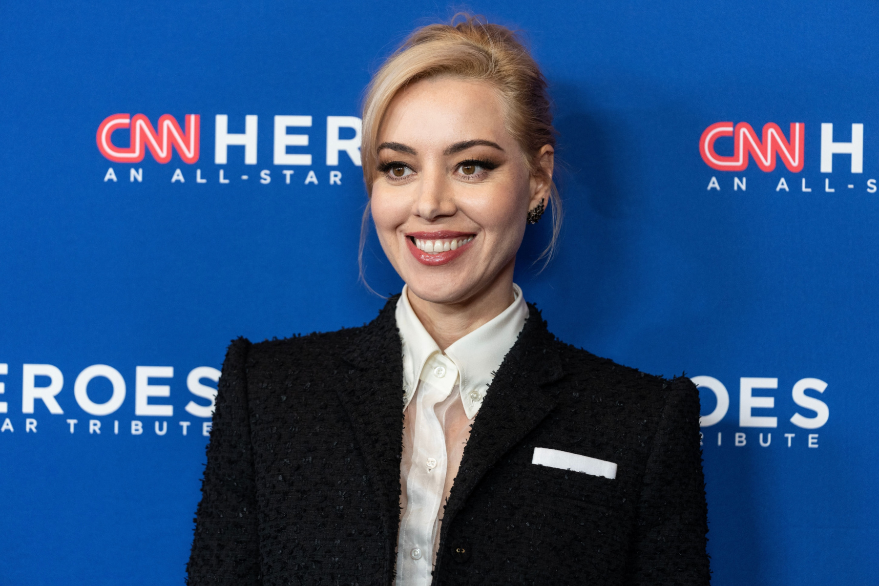 Aubrey Plaza Is Unrecognizable As A Blonde Bombshell On The Set Of