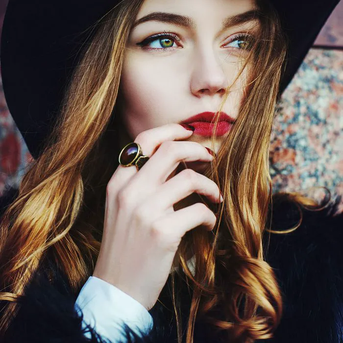 Trendy winter makeup look featuring warm tones.
