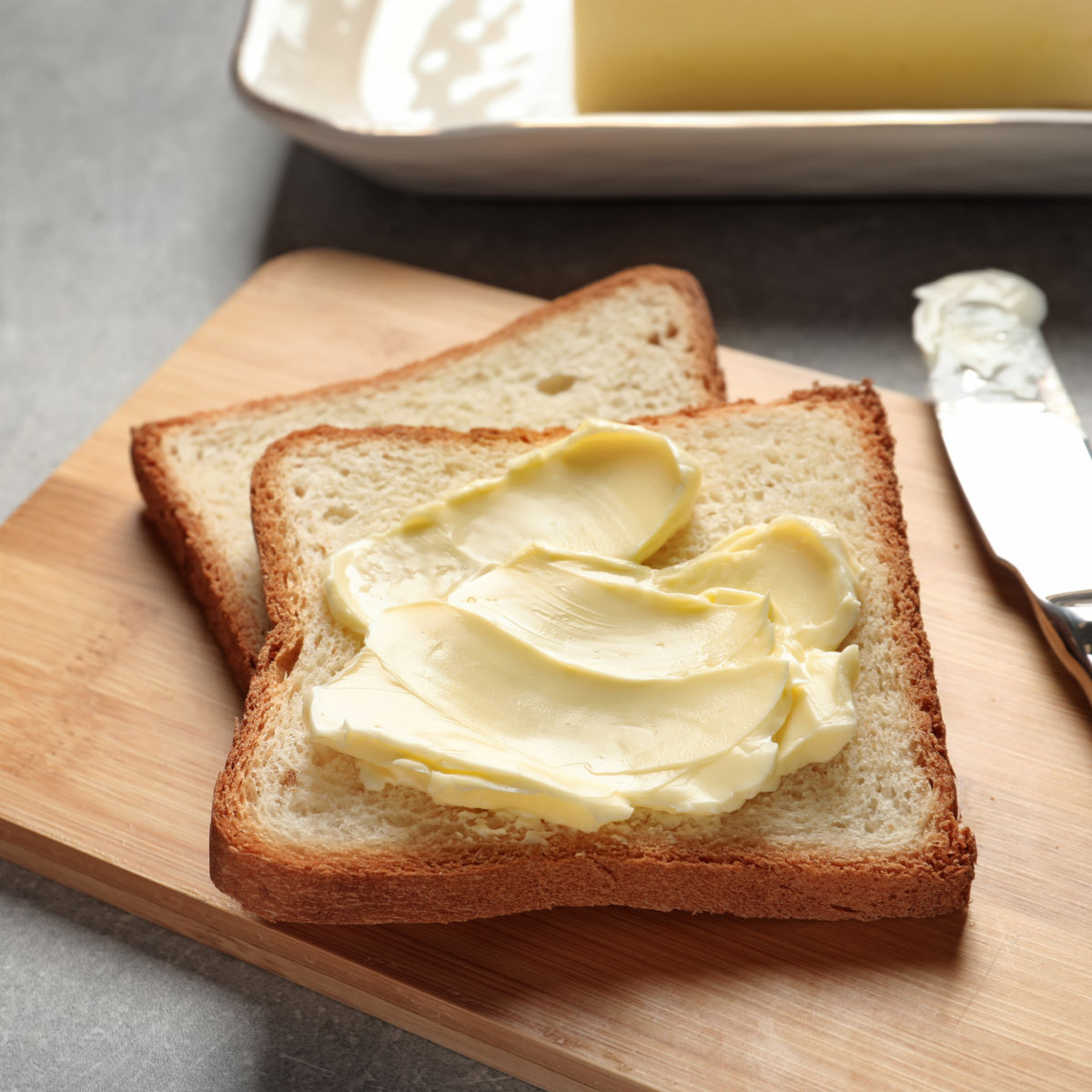 Pão branco com manteiga.