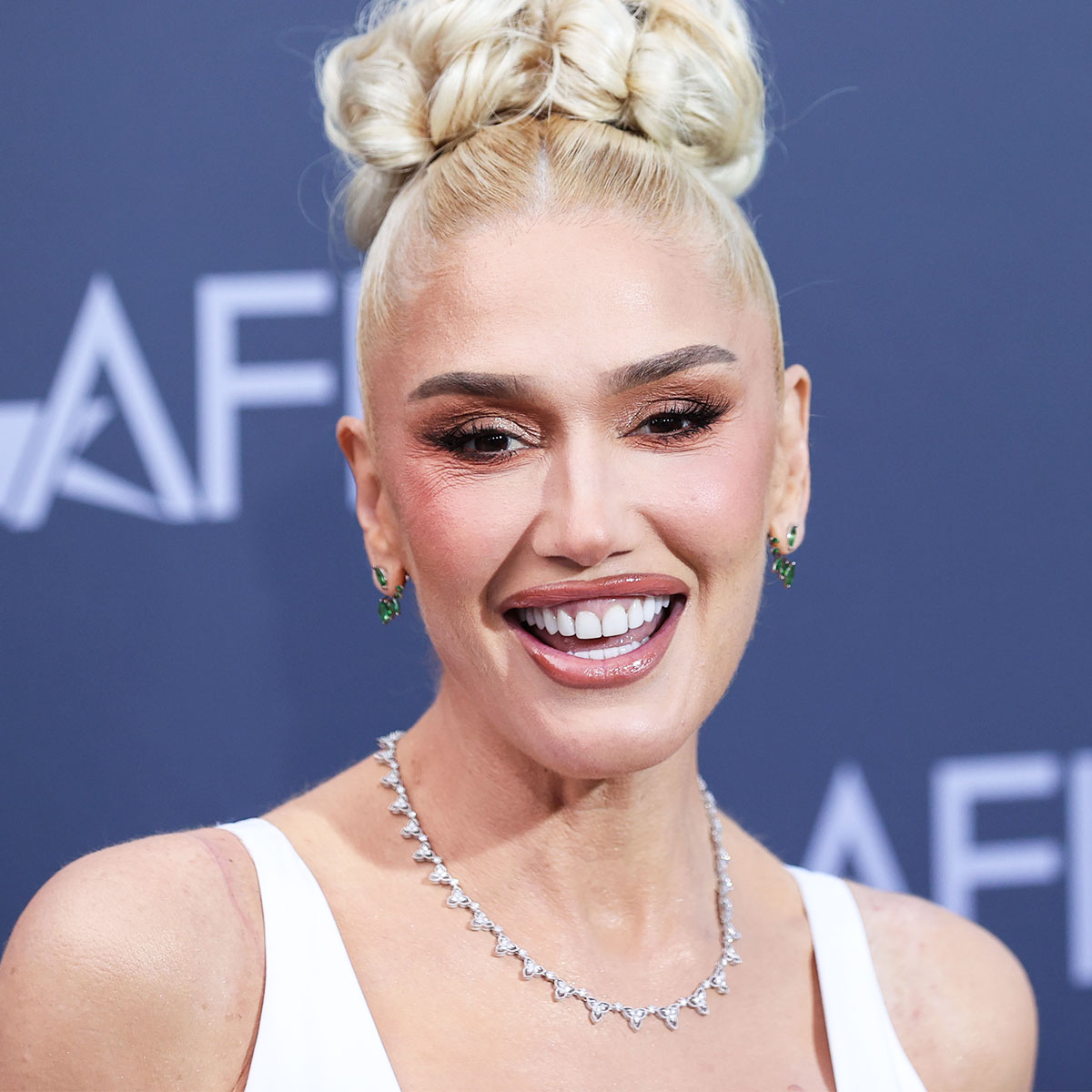 Gwen Stefani wows in pink dress and tights after 'unrecognisable