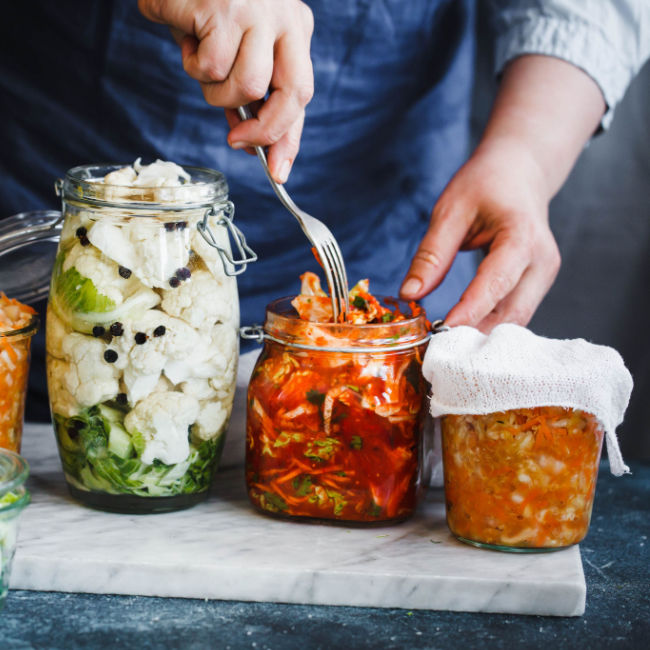 potes de kimchi e outros alimentos fermentados