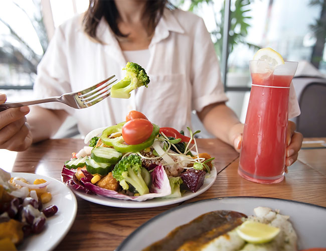 woman eating from fiber-filled plate of vegetables