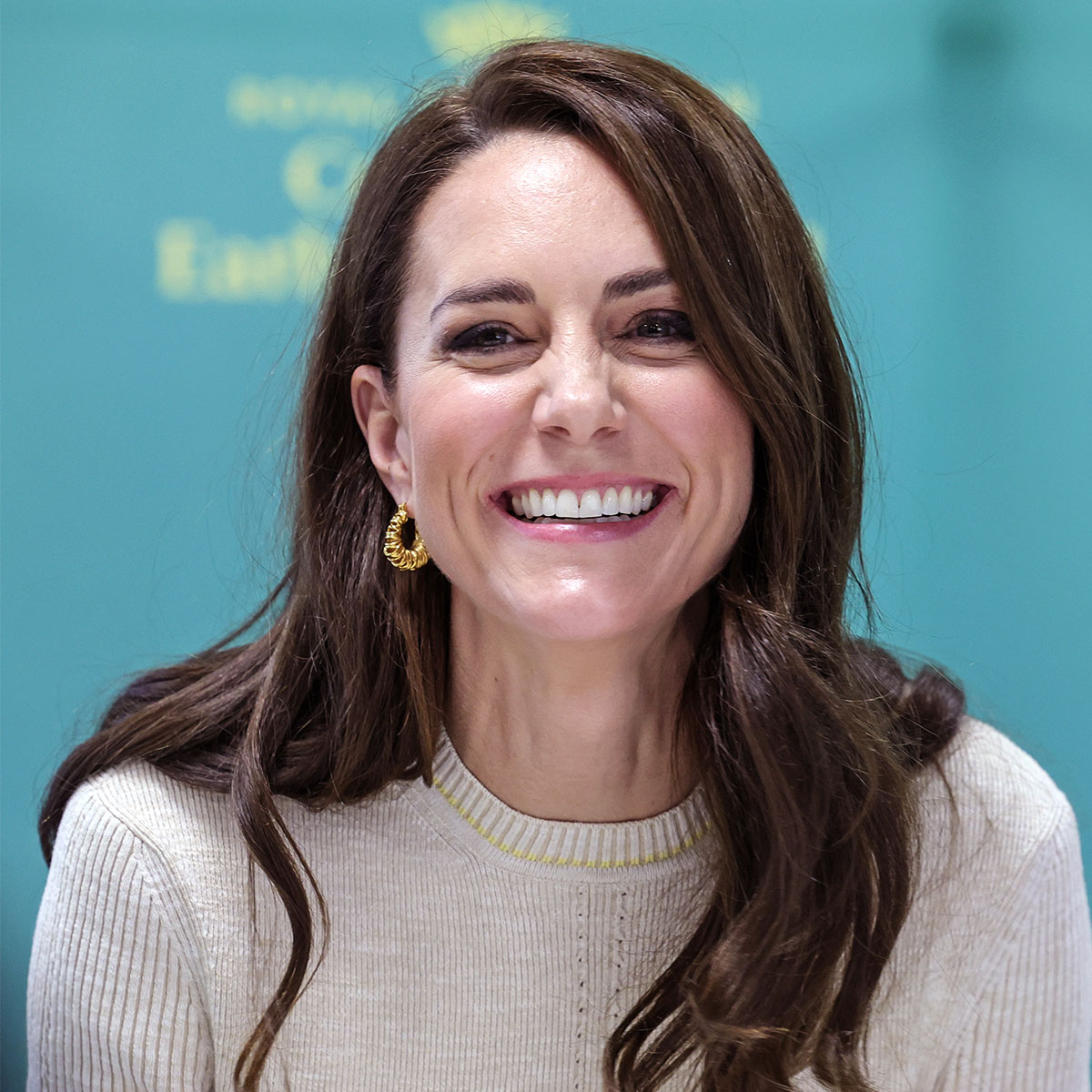 kate-middleton-rocks-a-form-fitting-sweater-dress-and-green-coat-in