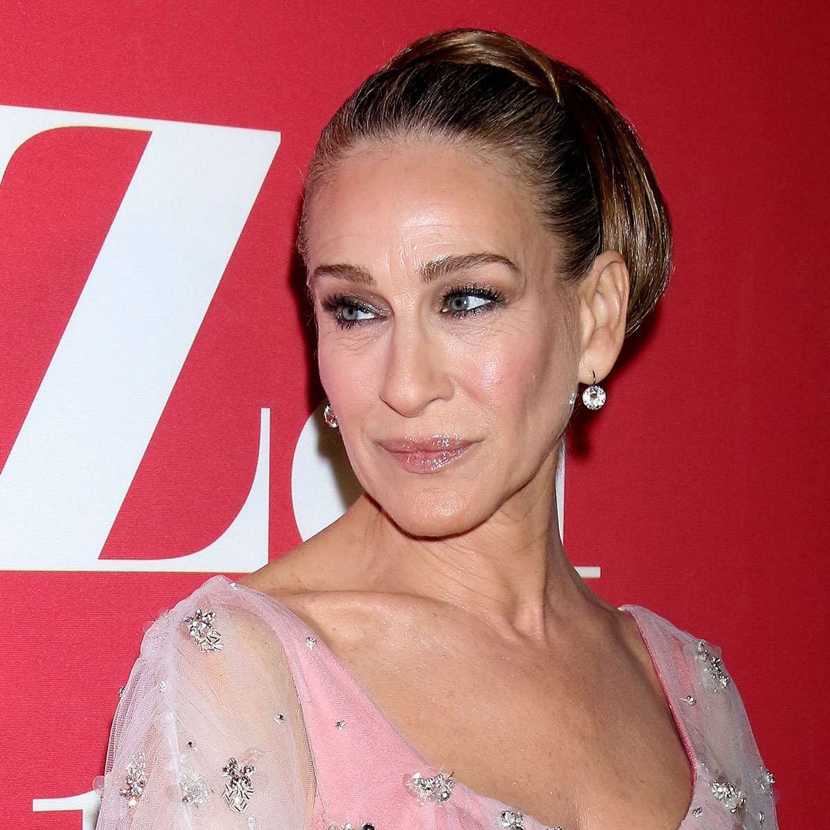 Sarah Jessica Parker Wears Pink Zac Posen Gown, Mismatched Shoes