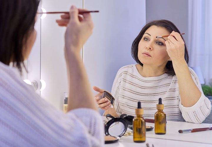 woman-applying-makeup