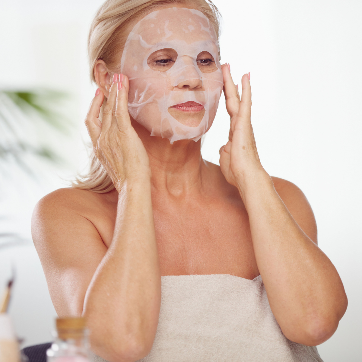 woman-applying-face-mask