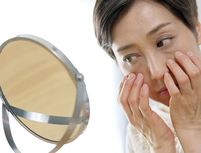 woman-looking-in-mirror