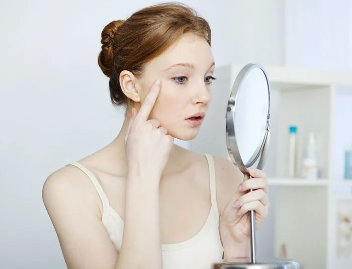 girl-looking-mirror