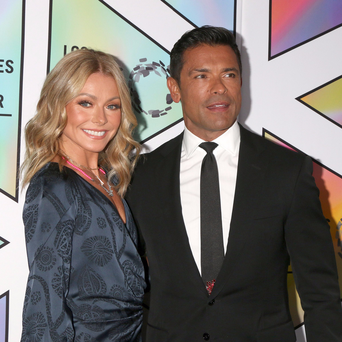 kelly ripa blue dress mark consuelos black suit black tie red carpet posing