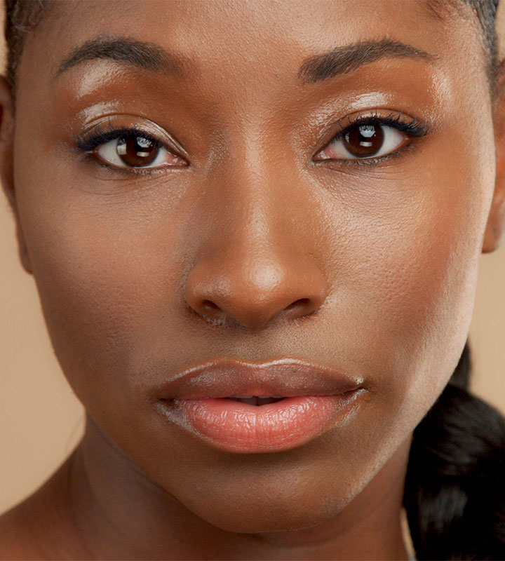 Braunes Lidschatten-Modell Hautmodell Lippen Nahaufnahme Eyeliner Mascara