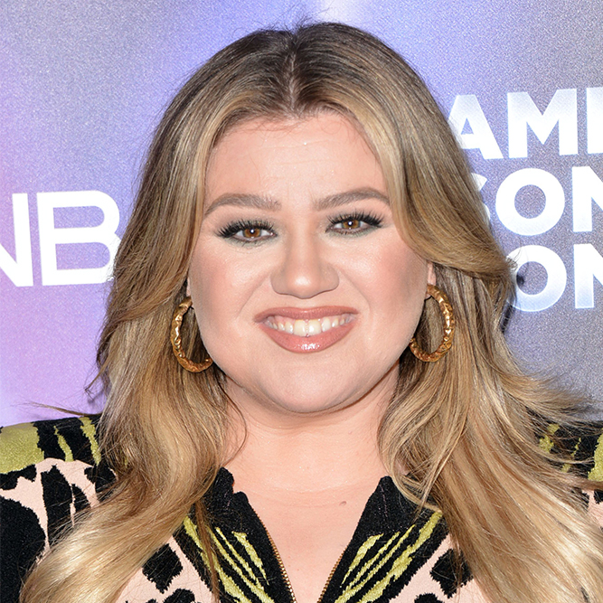 Kelly Clarkson Is Almost Too Hot To Handle In A See-Through Black Lace ...