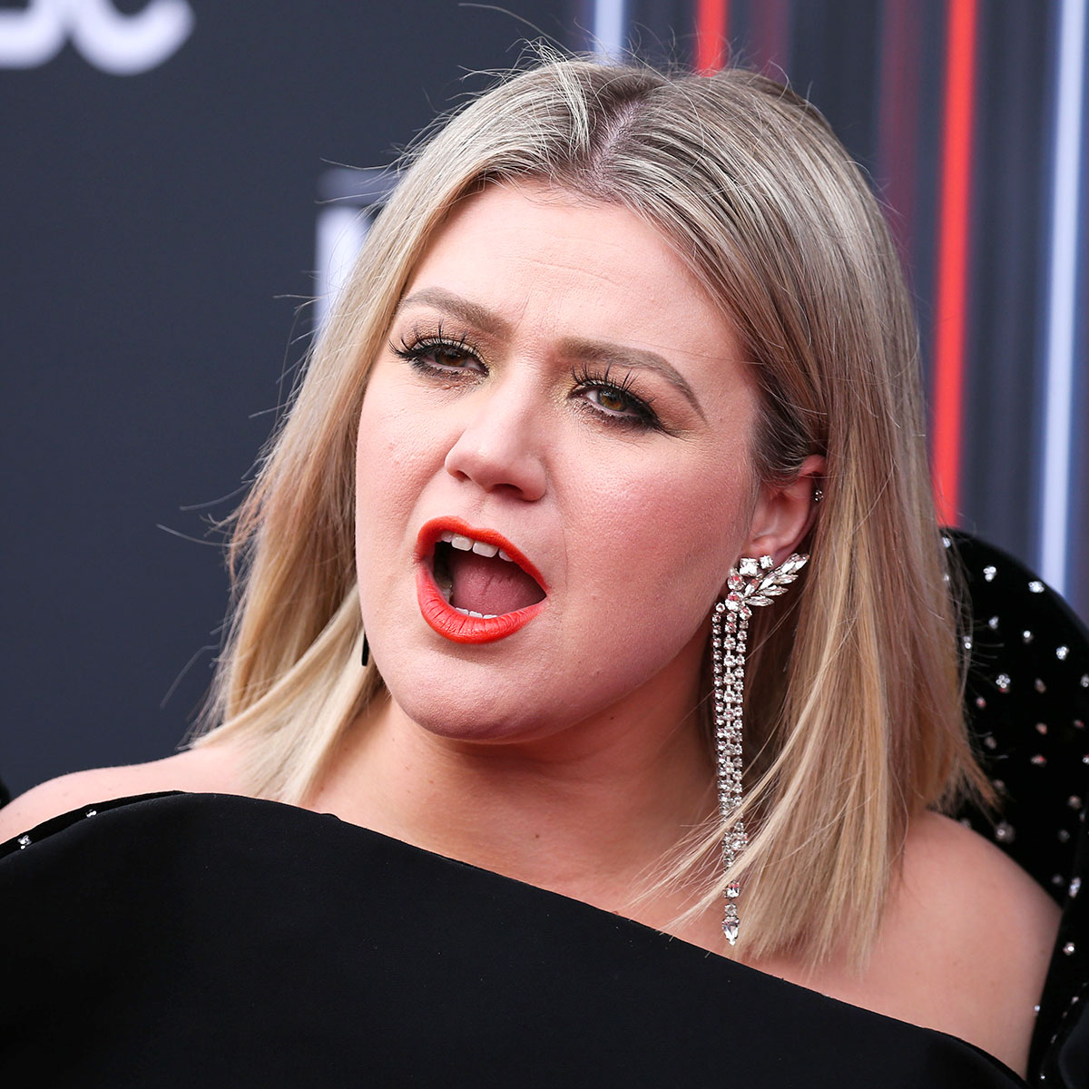 People Are So Mad At Kelly Clarkson For Saying That She 'Spanks' Her  Children For Misbehaving - SHEfinds