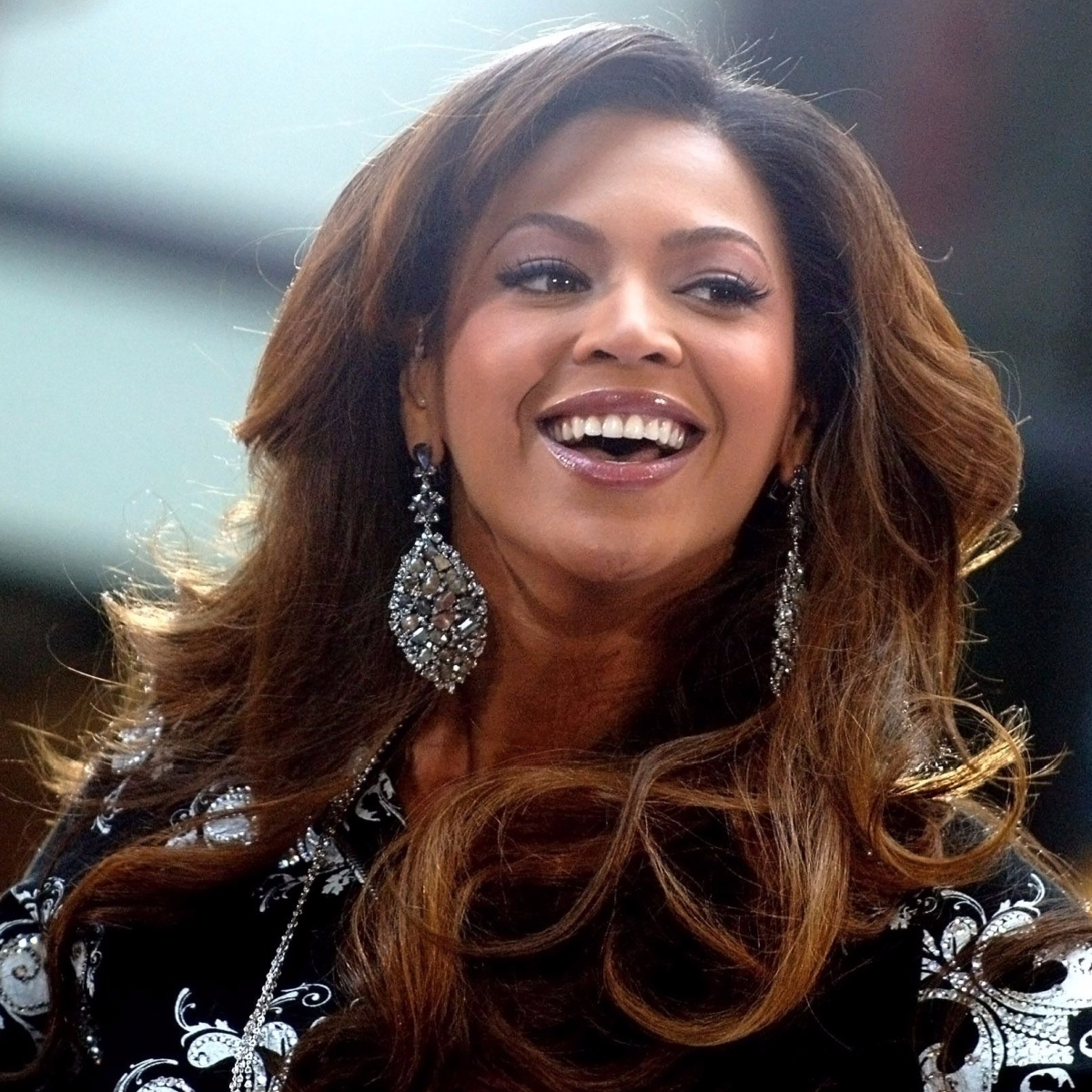 beyonce performing live toffee brown hair blonde highlights dangly earrings outside