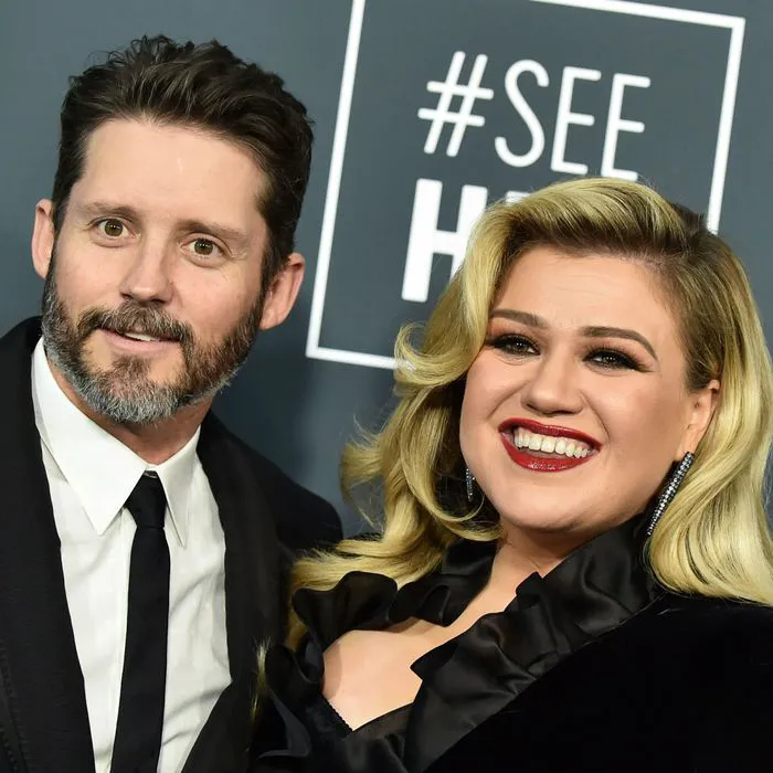 kelly clarkson brandon blackstock couple red carpet black dress black suit