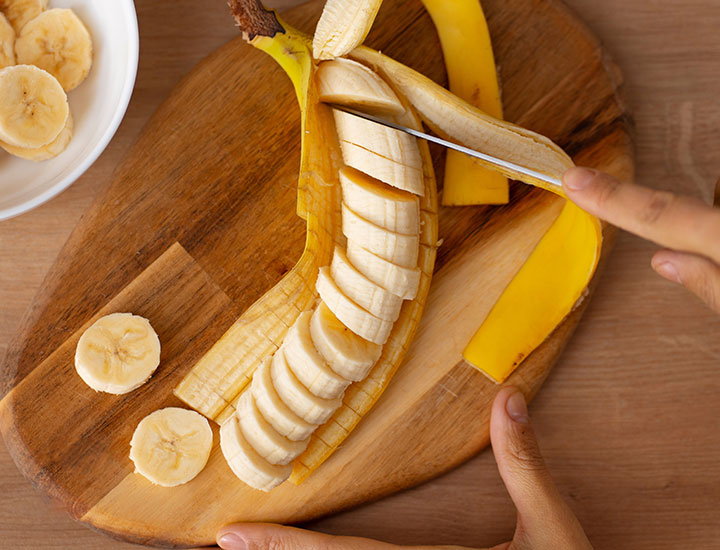 Cutting up bananas