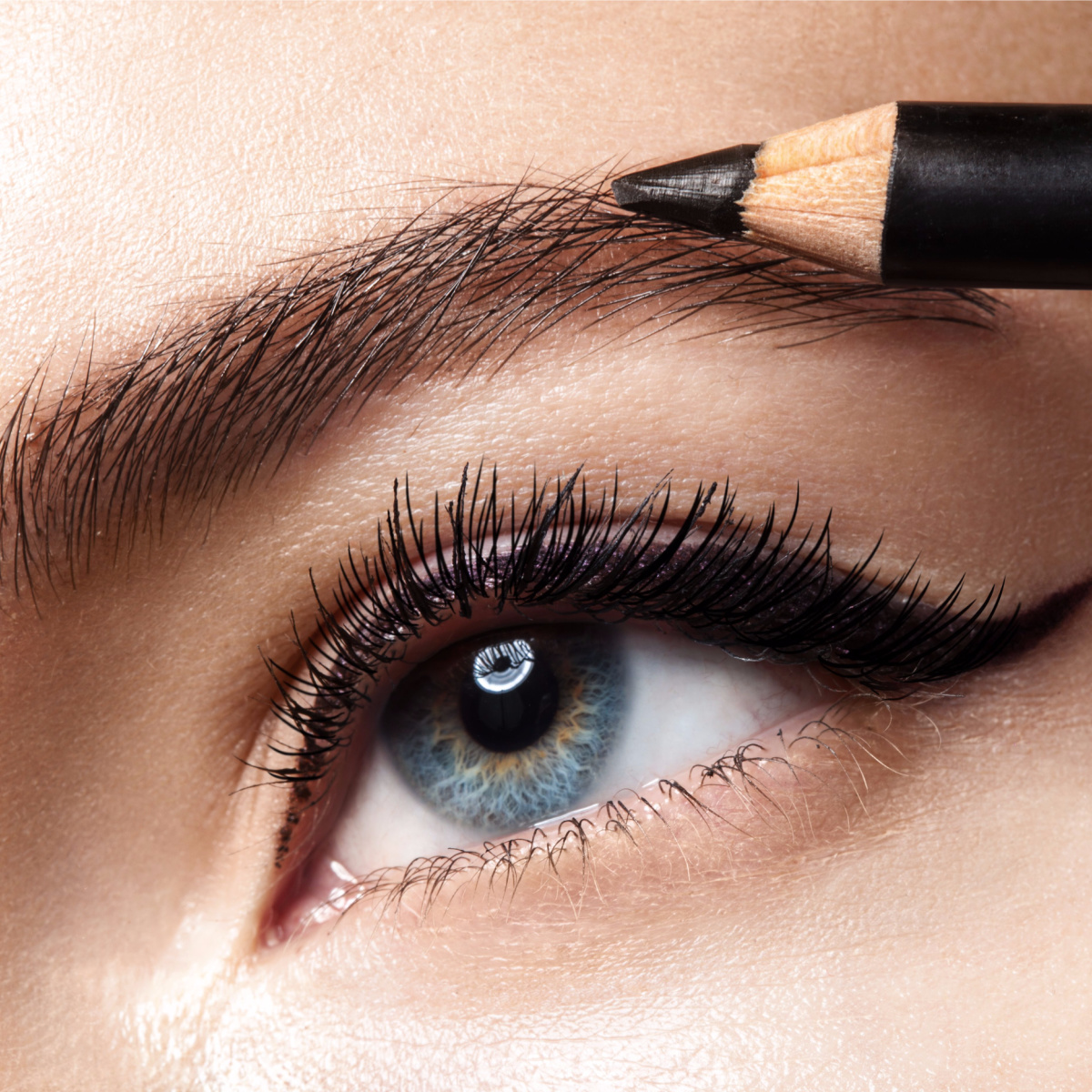 blue eyed woman black eyeliner wing cat-eye brown eyebrow pencil filling