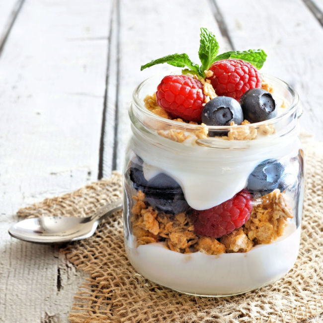 greek yogurt parfait with granola and berries