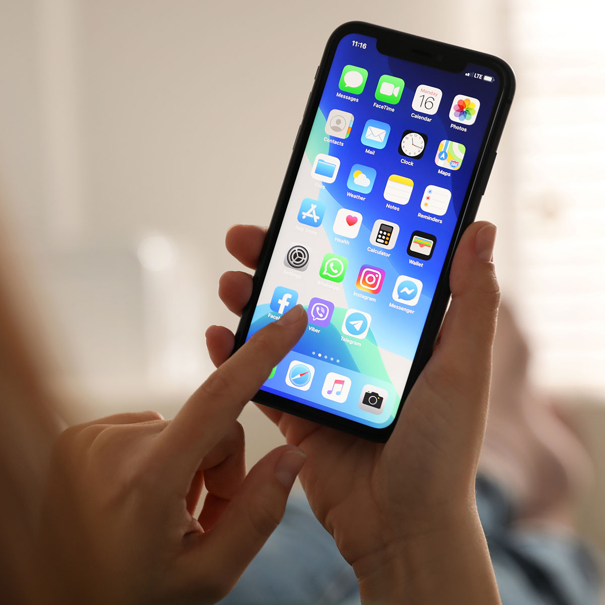 айфоны 6+ с кнопкой. яблофон 14. безопасность айфон фото. логотип apple 2017. айфон безопасен.