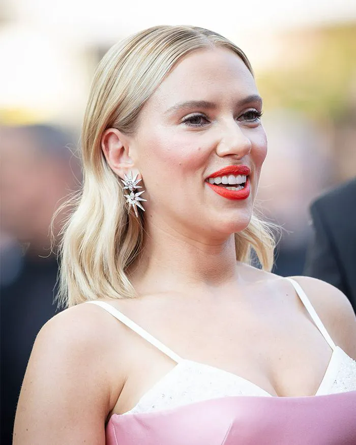 scarlett johansson blonde hair lob cut cannes red carpet headshot