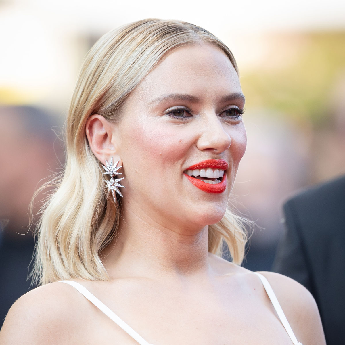 Scarlett Johansson Proves the Exposed Bra Illusion Is the Next Red Carpet  Trend