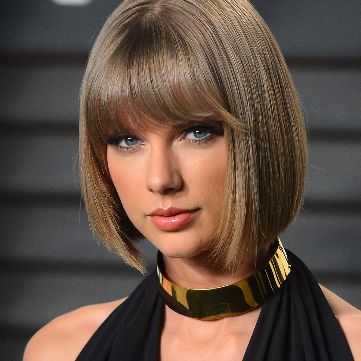 taylor swift blunt bangs chin-length bob red carpet