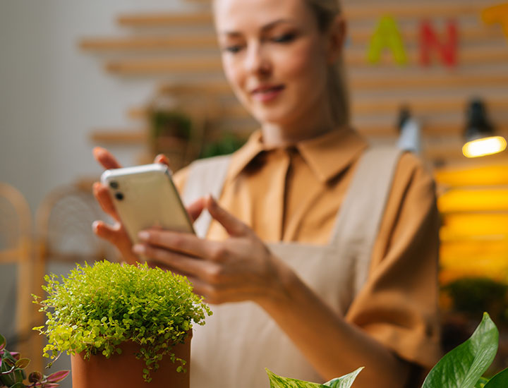 florist-using-phone