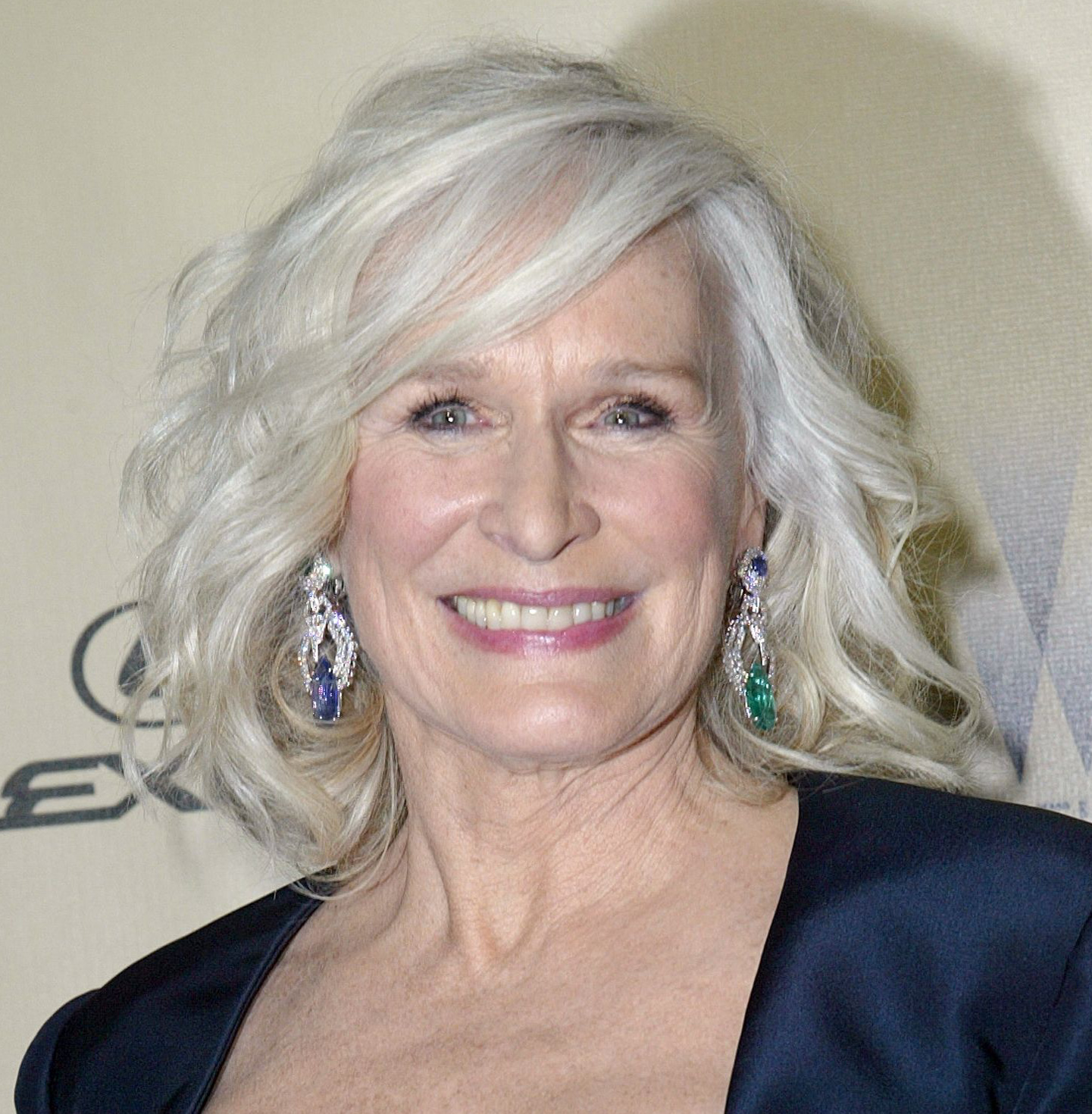 glenn close short wavy hair side-parted side bangs red carpet