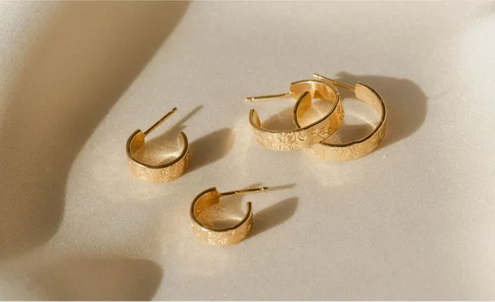 Stunning gold flower earrings, perfect for any occasion.