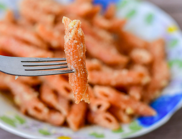 Red lentil pasta with cheese