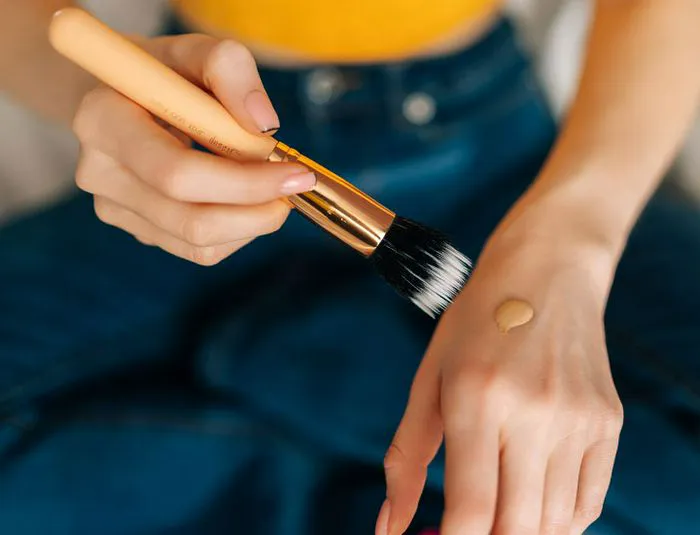 woman-applying-foundation