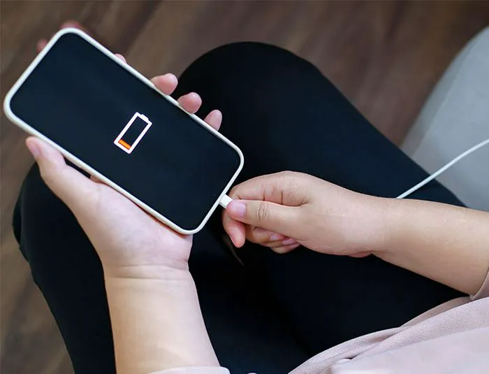 woman-plugging-in-dead-phone