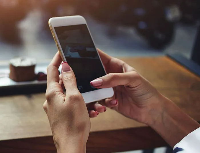 woman-phone-cafe