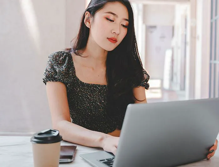 woman-using-public-wifi